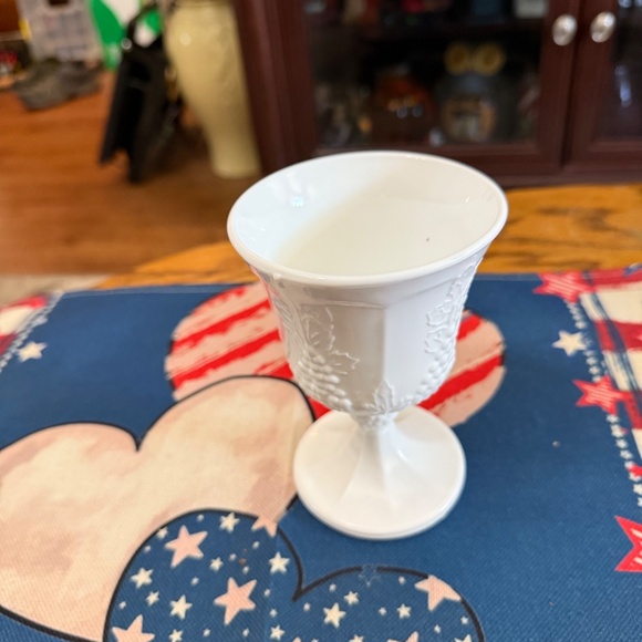 8 Pieces of Vintage White Milk Glass. - Picture 5 of 8